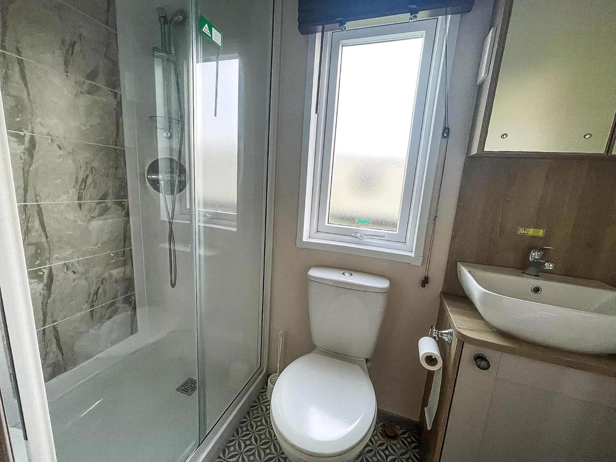 Stunning 8 Berth Caravan With Decking At Kessingland Beach Ref 90017D Benacre Luaran gambar