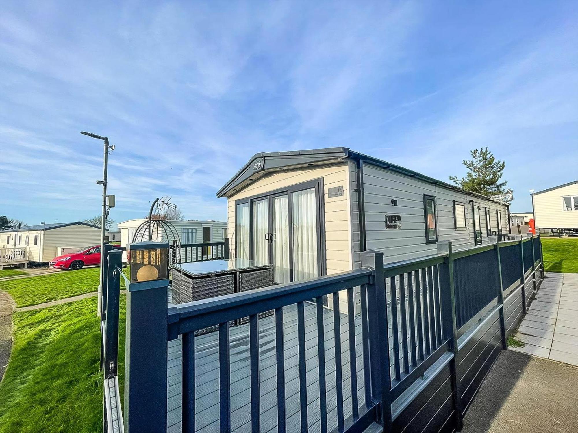 Stunning 8 Berth Caravan With Decking At Kessingland Beach Ref 90017D Benacre Luaran gambar