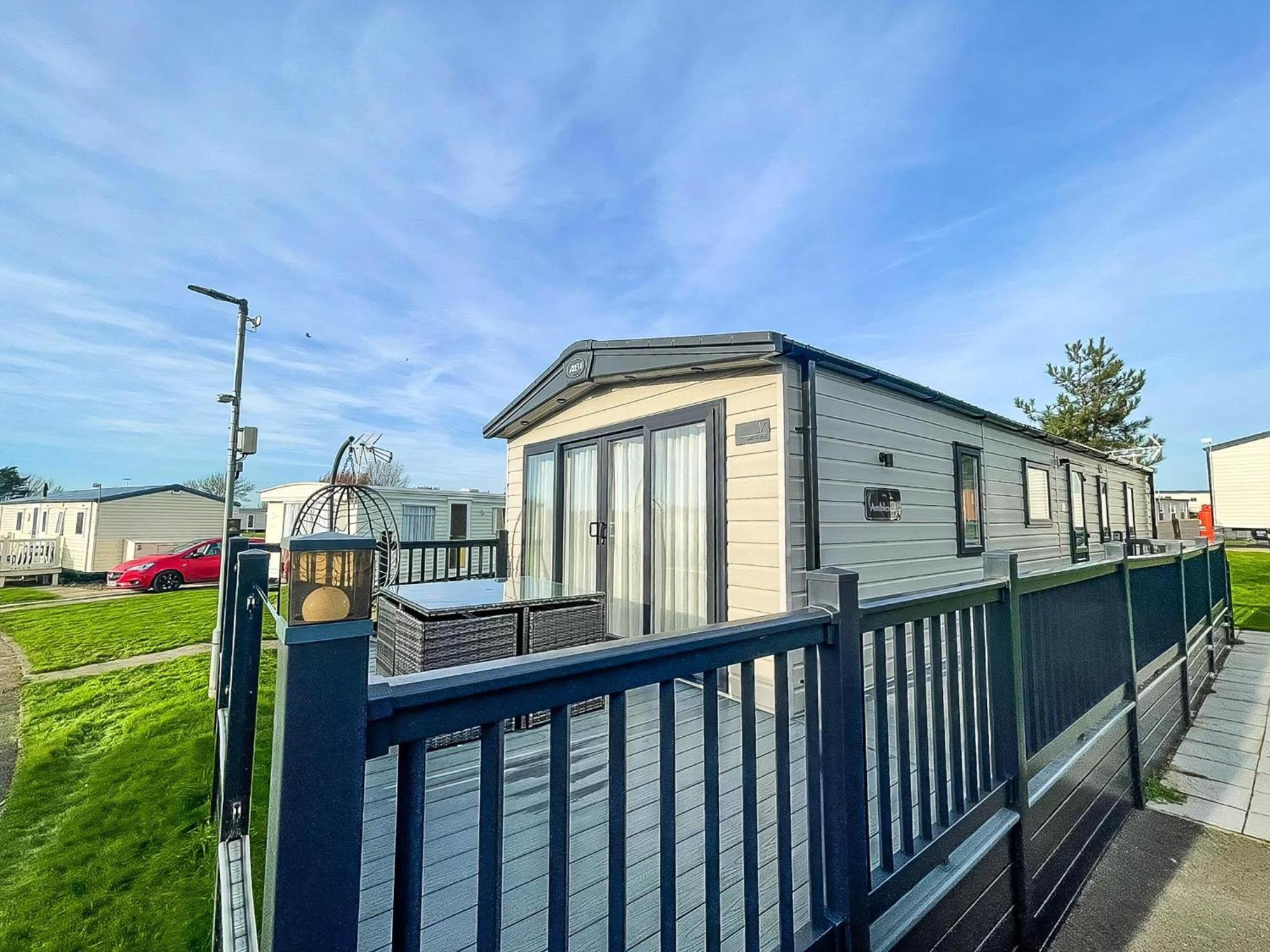 Stunning 8 Berth Caravan With Decking At Kessingland Beach Ref 90017D Benacre Luaran gambar